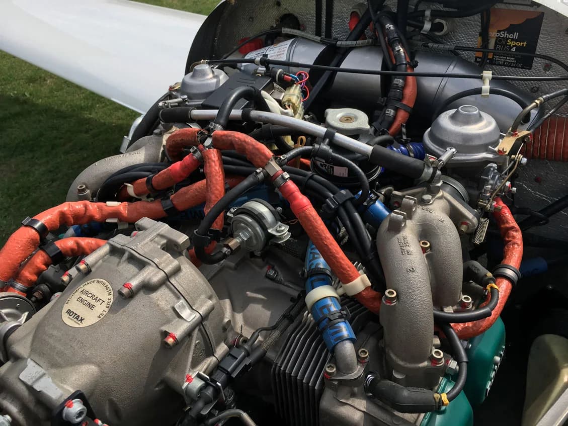 Odkrytý motor Rotax 912 ULS letounu Atec 321 Faeta