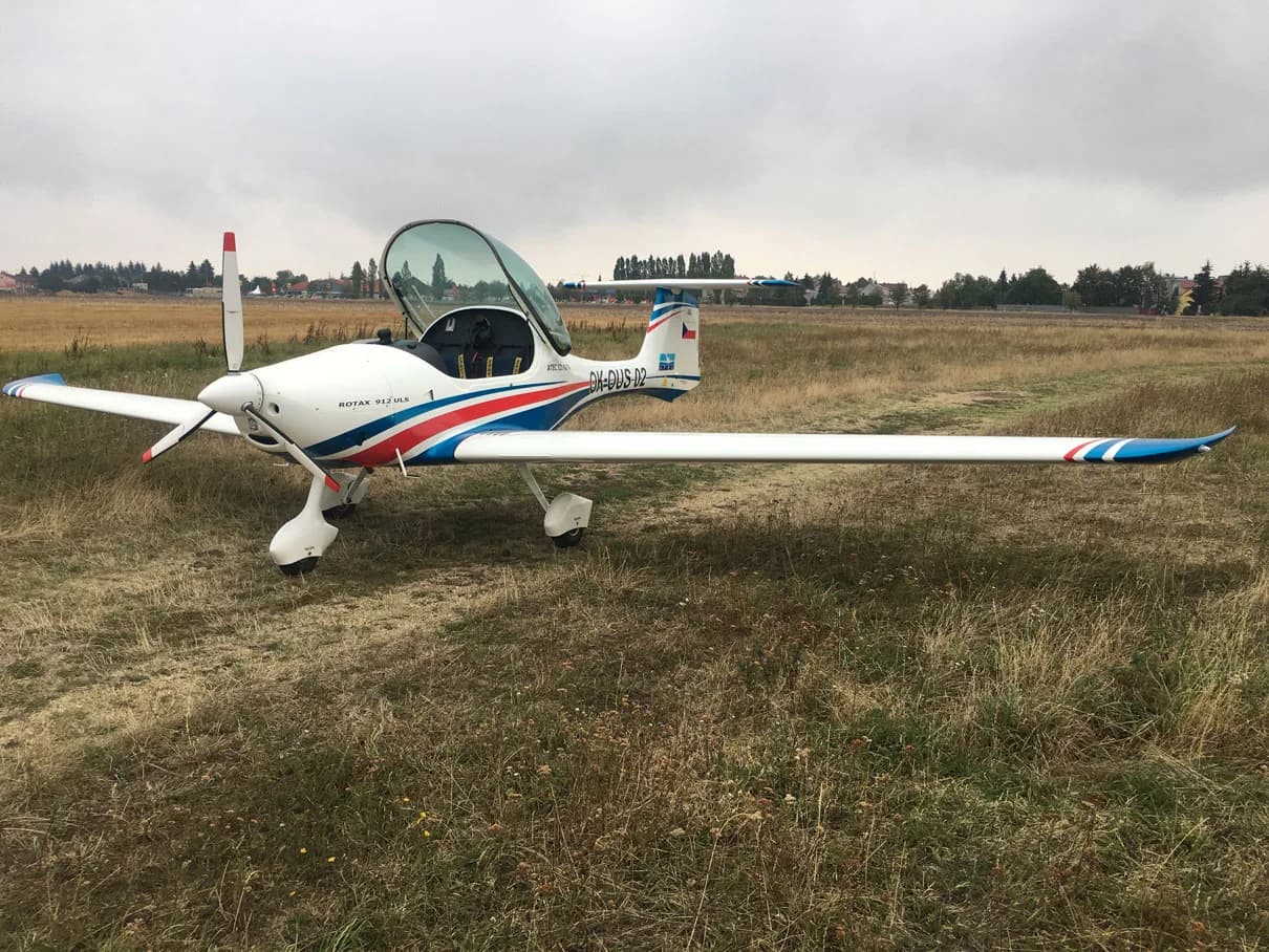 Letoun Atec 321 Faeta zaparkovaný na travnatém letišti