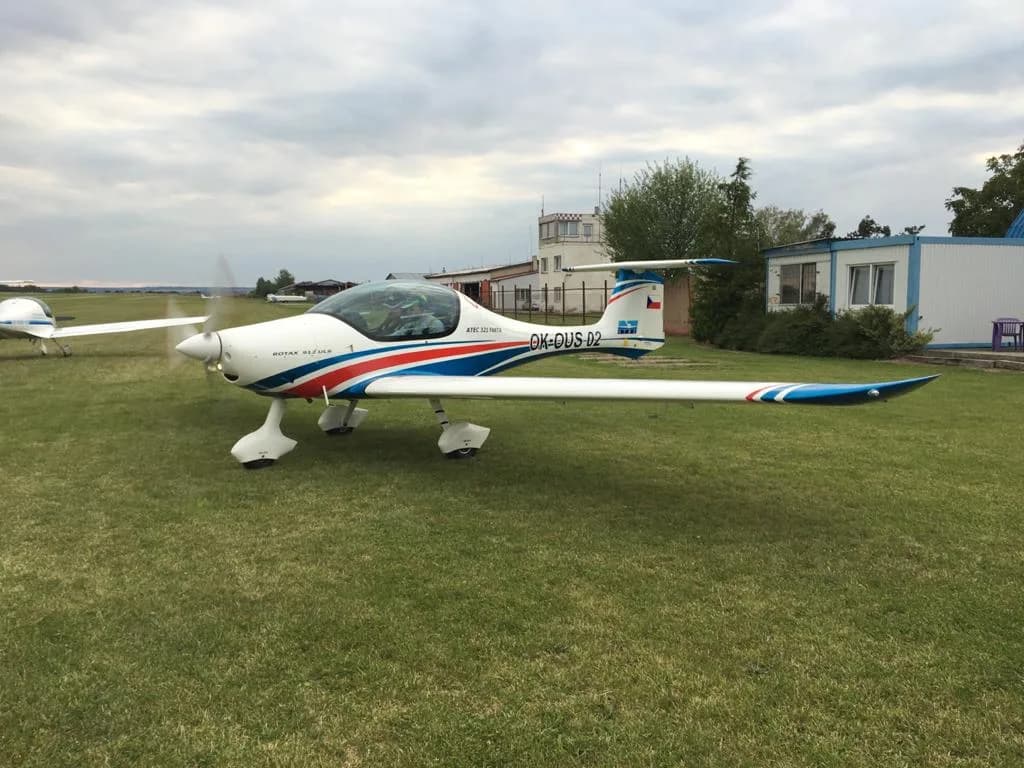 Boční pohled na letoun Atec 321 Faeta s roztočenou vrtulí