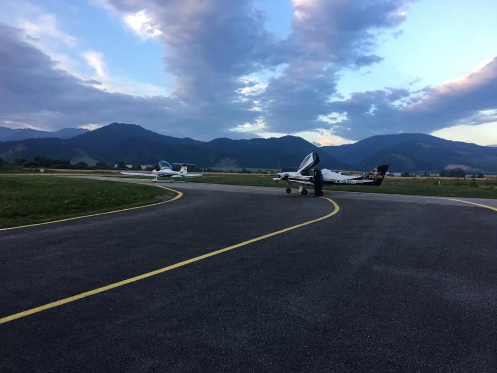Dva sportovní letouny na horském letišti