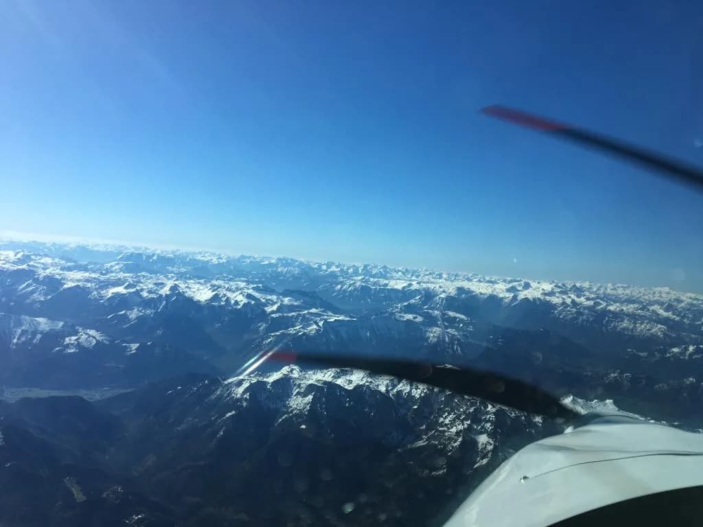 Zasněžené vrcholky Alp z letadla